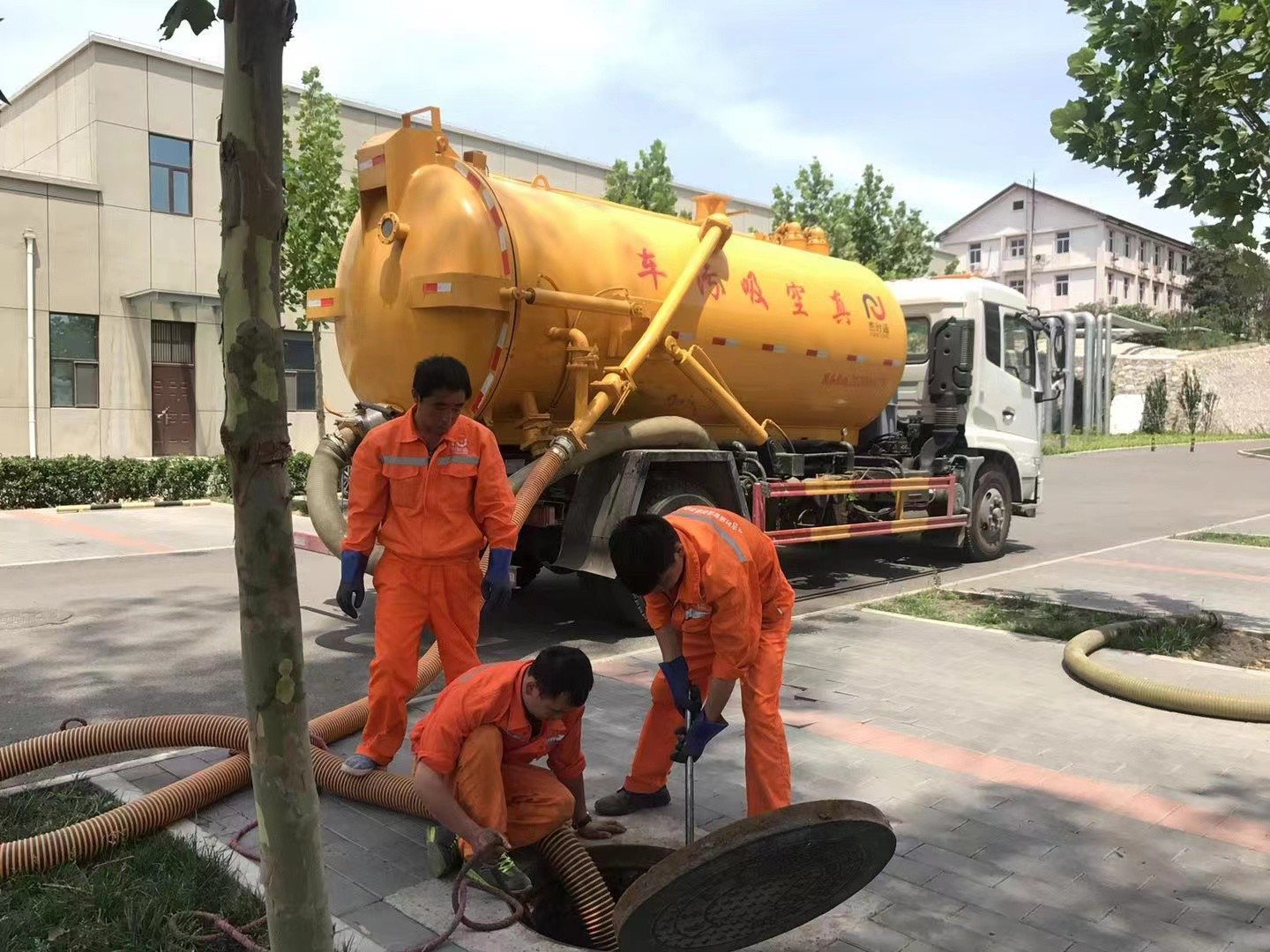 静宁管道疏通车停在窨井附近