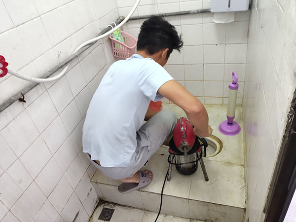 静宁管道堵塞冒臭气 专业师傅现场解决问题